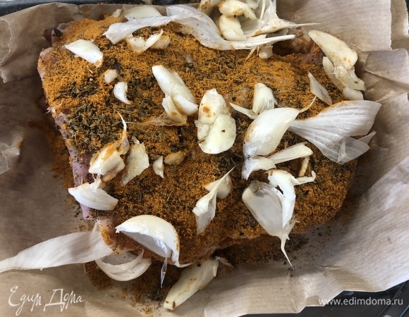 Давим чеснок.