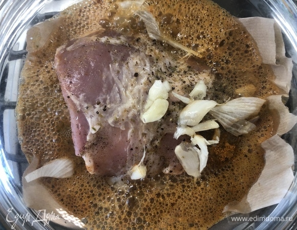 Заливаем все яблочным сидром. Закрываем форму. Убираем в разогретую до 130°C духовку на 4 часа.