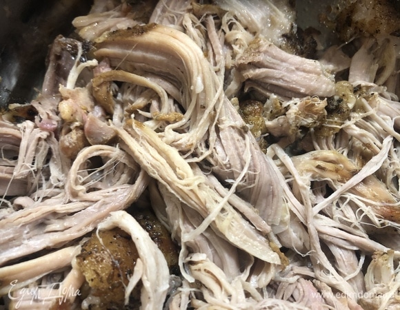 Двумя вилками разрываем кусок мяса на волокна.