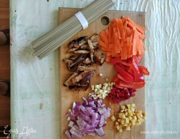 Подготовить все ингредиенты. Если шиитаке сухие, замочить их в кипятке на 20 минут. Свежие грибы нарезать соломкой. Сладкий перец тоже нарезать соломкой. Чили — колечками. Морковь сначала нарезать овощерезкой на тонкие ленты, потом на полоски. Лук — произвольно. Имбирь и чеснок мелко порубить.