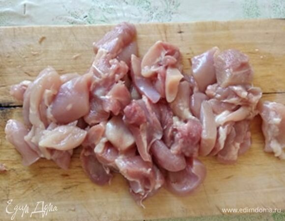 Куриное филе нарезать некрупными кусочками или полосками. У меня было филе бедра, но можно использовать и грудку, и другие части курицы. Нарезать нужно тонкими кусочками, так как готовится курица очень быстро.