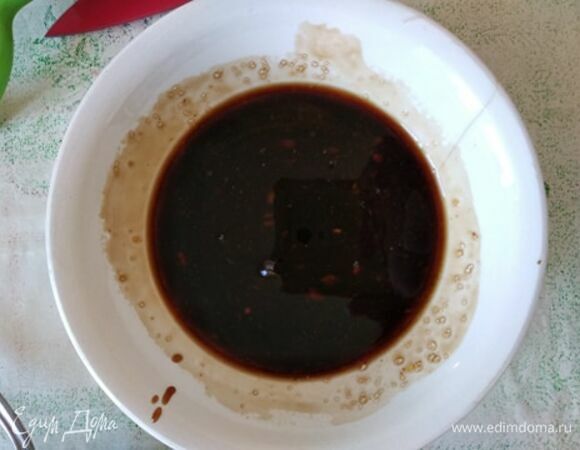 Приготовить соус. Смешать соевый соус, устричный и терияки. Если покажется, что недостаточно сладости, добавить щепотку коричневого сахара. Нужно найти баланс соли, кислоты и сладости. Все зависит от того, какие у вас соусы. У разных производителей немного разные вкусы.