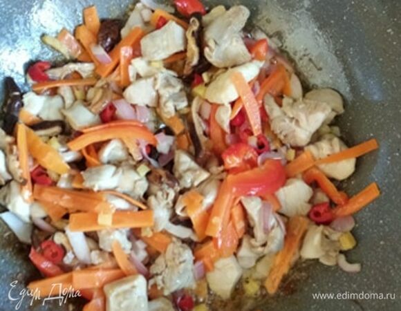 Хорошо прогреть вок или сковороду с толстым дном. Влить растительное масло. Если есть кунжутное, то добавить чайную ложку к базовому маслу. Обжаривать курицу на сильном огне минуты 4. Добавить лук, через минуту — чеснок, чили, имбирь. Еще через минуту — овощи и грибы. Обжаривать все вместе минут 5.