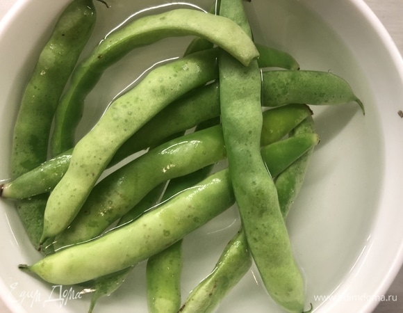 Фасоль заливаем кипятком на 10–15 минут.