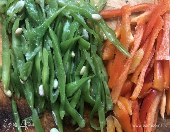 Фасоль, перец нарезаем вдоль тонкими полосками.