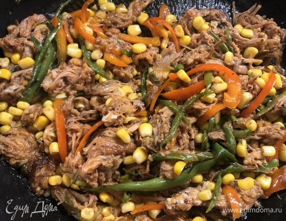 Добавляем мясо и кукурузу, жарим еще минуту.