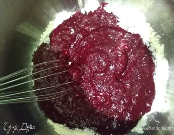 Я готовила ручным миксером. Для пюре запекла вместе с кожурой одно крупное зеленое яблоко и пробила блендером вместе с черной смородиной. Общее количество пюре — 250 г. Смешать альбумин с пюре и оставить на 25 минут.