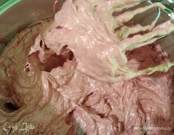 Взбить эту смесь до густого состояния и увеличения в объеме. С ручным миксером это заняло 10 минут. Отставить.