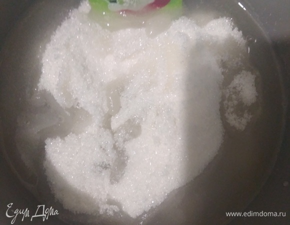 Агар залить холодной водой и поставить на огонь. Как закипит, всыпать сахар.