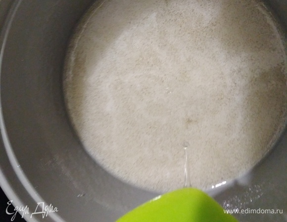 Варить, помешивая силиконовой лопаткой, до 110°C. Или 5–6 минут на огне чуть выше среднего. Дать пузырькам успокоиться. Проверить без термометра можно так: отставить в сторону, обмакнуть лопатку. Если за каплей тянется нить — готово.