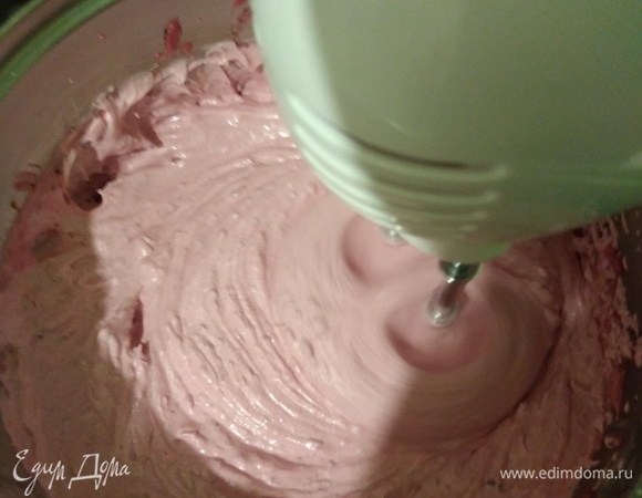 Включить миксер, начать взбивать и постепенно тонкой струйкой вливать горячий агар. Взбивать не более 2 минут. Масса должна быть пышной и не должна спадать с венчика.