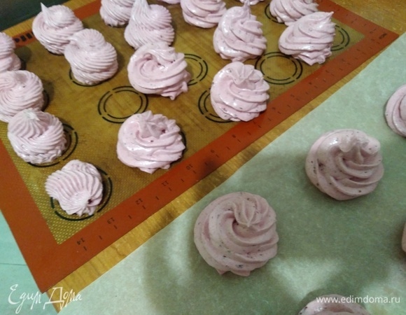 Сразу переложить в заранее подготовленные кондитерские мешки с насадкой и отсадить зефирки на пергамент. Если медлить, то отсадка будет невозможной: агар очень быстро начинает действовать.