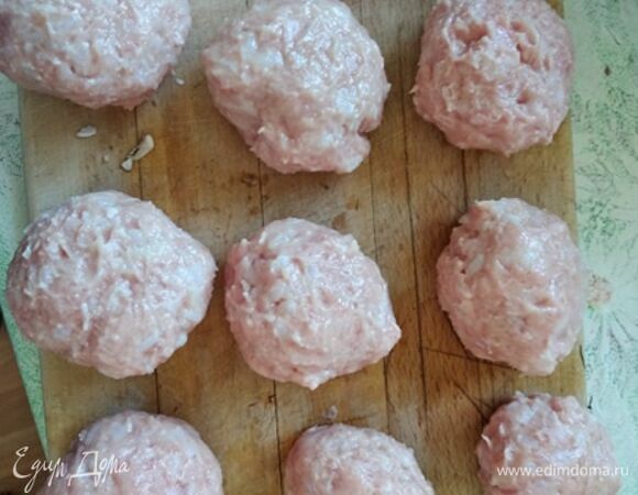 Отварить рис до полуготовности. Сделать фарш из индейки или взять готовый. Лук мелко порубить. Смешать фарш с рисом и луком, посолить, поперчить. Немного отбить. Сформировать тефтельки.