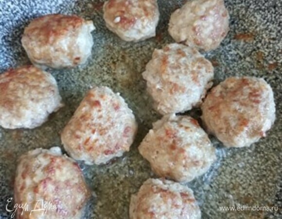 Обжарить тефтели на растительном масле до румяной корочки.