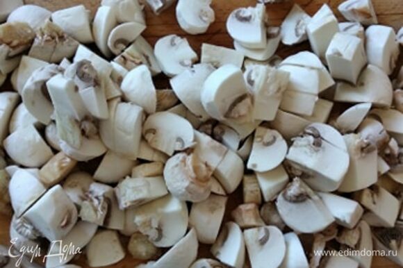 Приготовить грибной соус. Нарезать шампиньоны, нашинковать лук. В сливочном масле с каплей растительного (чтобы сливочное масло не горело) обжаривать лук 5 минут, добавить грибы и обжаривать еще минут 5–7. Приготовить заправку. Смешать молоко и сметану, ввести муку, помешивая или взбивая, чтобы не образовались комочки, добавить мускатный орех и куркуму, посолить и поперчить по вкусу. Залить смесь в сковородку с грибами. Прогреть, пока чуть-чуть не загустеет и мука не разойдется.
