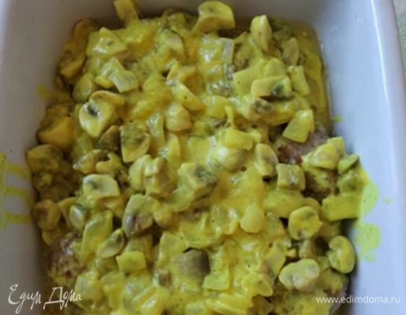 Форму для запекания смазать растительным маслом. Выложить тефтели в один слой. Сверху распределить соус. Закрыть фольгой и отправить в предварительно разогретую до 180°C духовку на 30 минут. Блюдо готово. Можно подавать с картофелем или салатом. Приятного аппетита!