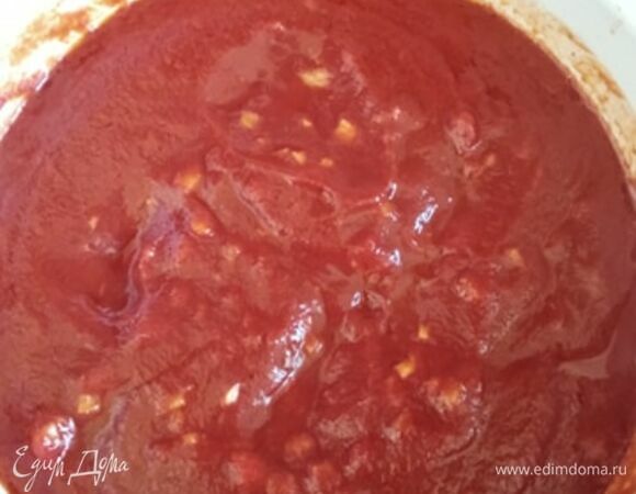 Куриное филе режем на средние кубики. Смешиваем ингредиенты для маринада.