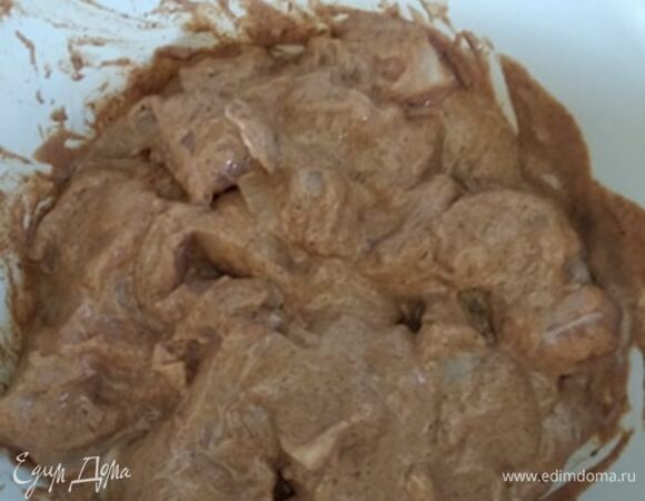 Помещаем курицу в маринад, закрываем посуду пленкой и отправляем в холодильник минимум на 4 часа.