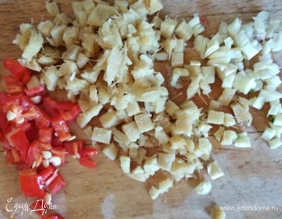 Мелко режем имбирь, чеснок и перец чили. Растираем все в ступке или смешиваем в блендере. Шинкуем лук. Обжариваем его в небольшом количестве растительного масла. Вынимаем из сковороды и отставляем в сторону. В сковороду вливаем томатную посту, чуть-чуть разведенную водой. Добавляем имбирно-чесночно-перечную пасту. Тушим 10 минут.