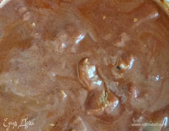 Достаем курицу из холодильника и отправляем в сковороду вместе с маринадом. При необходимости добавляем воду. Тушим на медленном огне под крышкой до готовности (минут 30). Закладываем обжаренный лук. Прогреваем все вместе 5 минут. Подаем с рисом или булгуром. Можно посыпать рубленой кинзой. Приятного аппетита!