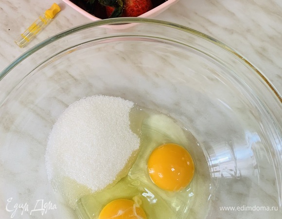Взбиваем яйца с сахаром до густой плотной пены.