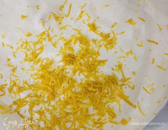 В пену добавляем цедру и просеянную муку. Аккуратно, чтобы тесто не осело, перемешиваем снизу вверх. Переливаем в форму диаметром 22 см.