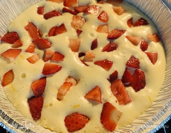 Надрезанные кусочки клубники выкладываем на тесто и отправляем его в разогретую до 180°C духовку минут на 15–20. Готовность бисквита проверяем деревянной лучиной.