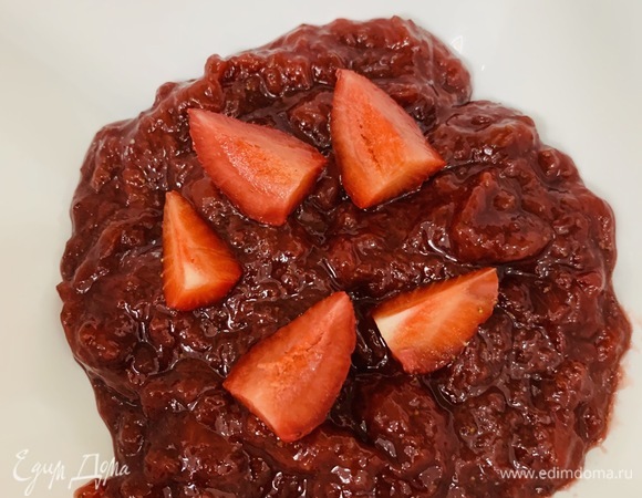 Пока выпекается бисквит, готовим желе. 200 г клубники нарезаем на кубики, посыпаем сахаром, добавляем лимонный сок, воду и отправляем вариться. При перемешивании слегка пюрируем. Затем убираем с плиты и добавляем желатин, разведенный в горячей воде, и остальную клубнику, разрезанную пополам. Перемешиваем, даем остыть.