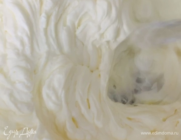 Для крема необходимо взбить маскарпоне, сахарную пудру и сливки до густой однородной консистенции.