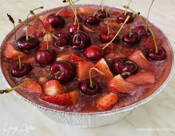 Остывший бисквит смазываем кремом. На крем выкладываем остывшую клубничную массу. Разравниваем и отправляем в холодильник на пару часов, чтобы желатин схватился.