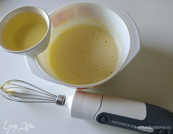 Взбиваем яйца с сахаром, добавляем подсолнечное масло.