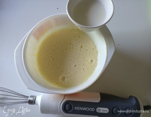 Затем добавляем молоко и снова взбиваем.