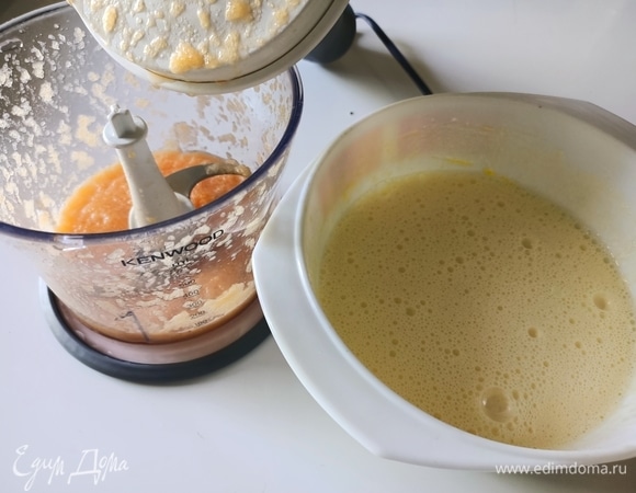 С дыни удалить кожуру и семена. Нарезать на небольшие кусочки. 100 г дыни измельчить до состояния пюре и добавить в тесто.