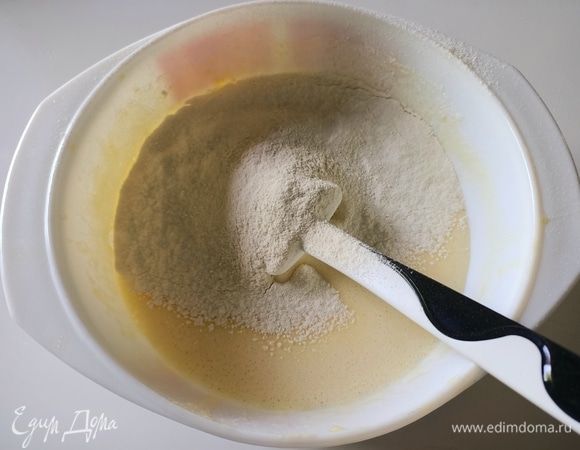 Далее добавляем просеянную муку и разрыхлитель, перемешиваем.