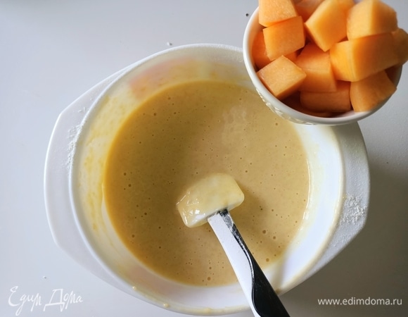 Затем добавляем оставшуюся дыню и снова аккуратно перемешиваем.