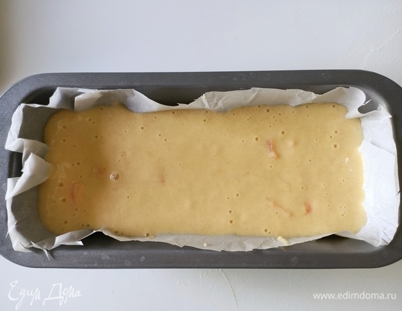 Форму для кексов застелить пергаментной бумагой. Выложить тесто и отправить в духовку.