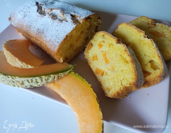 Готовый кекс остудить, достать из формы и посыпать сахарной пудрой. Приятного аппетита!