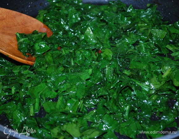 Шпинат нарежьте и потушите на сковороде с растительным маслом в течение 1–2 минут.