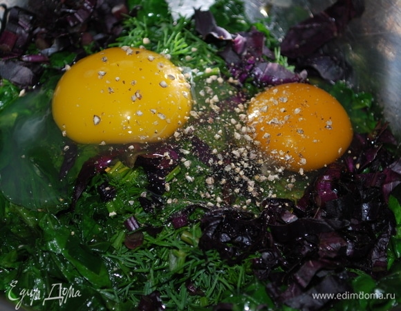 К шпинату добавьте яйца, нарезанные укроп и базилик, черный свежемолотый перец и измельченный зубчик чеснока.