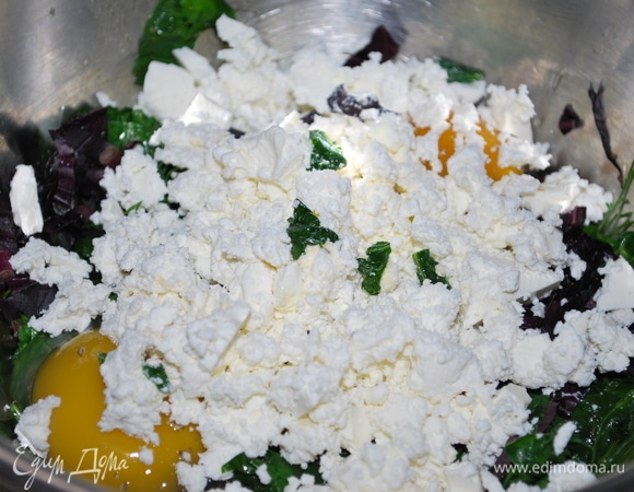 Покрошите в начинку брынзу.