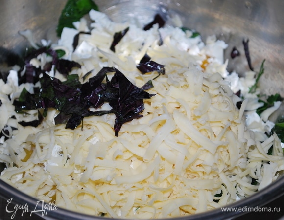 Сыр потрите на крупной терке. Все хорошо перемешайте, добавьте соль по вкусу (я не добавляла, брынза достаточно соленая). Начинка готова.