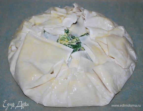 Сформируйте пирог, смажьте его сверху сливочным маслом.