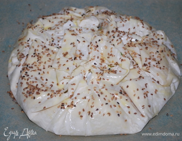 Сверху пирог прикройте листом теста и посыпьте кунжутом.