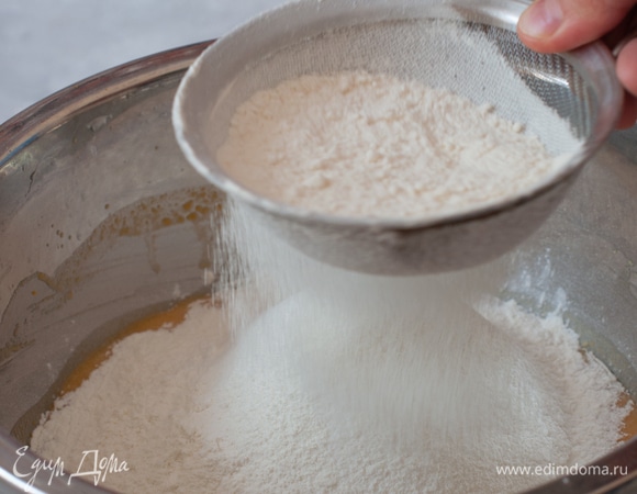 Поставить опару. Смешать в кружке теплое молоко, сахар и дрожжи. Убрать на 10 минут в теплое место.