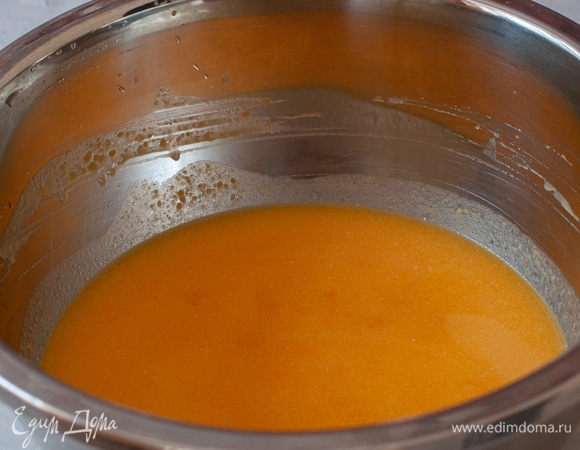 Тыквенное пюре. Я запекала тыкву при 200°C в течение 20 минут. Затем пюрировала блендером. Масло растопить. Смешать с тыквенным пюре, добавить сахар и желтки. Все перемешать до однородности.