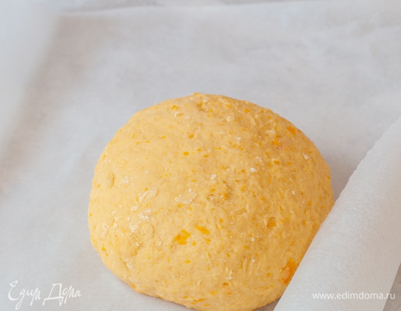 В тыквенную массу всыпать муку и замесить мягкое тесто. Уйдет примерно 380–400 г. Ориентируйтесь по своим ощущениям. Тесто должно быть мягким, чтобы пончики получились воздушными.