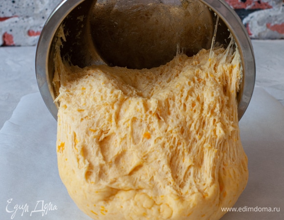 Одного раза для подъема теста достаточно. Раскатать тесто в пласт толщиной 0,5 мм.