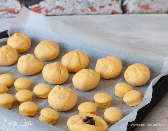 Вырубкой для теста вырезать круги диаметром 5 см, внутрь каждого круга положить шоколад и защипать круг, формируя пончик. Тем временем ставим разогреваться масло. Большие пончики я делала с шоколадом и маленькие — без ничего. Дать подняться (минут 10).