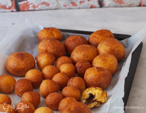 Обжарить пончики в хорошо разогретом масле до характерного коричневого цвета.