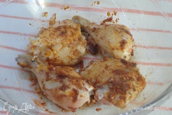 В сковороде, которую можно затем поставить в духовку, разогреть растительное масло и подрумянить курицу со всех сторон. Переложить куски курицы в миску со специями и хорошо их натереть.